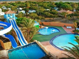 Camping Pas Cher vous présente avec son site Officiel campingpascher.fr, le Camping Tour Opérateur Et Particuliers Sur Camping Mar Estang - Funpass Non Inclus classé 4 étoiles, situé sur la commune de Canet En Roussillon dans le département Pyrénées-orientales (Languedoc Roussillon) en France. Le camping Tour Opérateur Et Particuliers Sur Camping Mar Estang - Funpass Non Inclus vous propose un hébergement de type mobil-home de 40 m² avec climatisation (télévision). L'établissement vous propose 15 autres types d'hébergements. Découvrez tous nos séjours à petits prix dans la commune et aux alentours de Canet En Roussillon du département : Pyrénées-orientales (Languedoc Roussillon). Les Avis clients pour le Camping Tour Opérateur Et Particuliers Sur Camping Mar Estang - Funpass Non Inclus sont excellents avec une note moyenne de 8 sur 10. Piscine couverte, Piscine extérieure, Animations familiales, Club enfants, Aire de jeux enfants, Centre équestre, Court de tennis, Golf, Pétanque, Salle de fitness, Terrain multisports, Bar, Plats à emporter, Snack/Bar, Épicerie,... En savoir plus : cliquez-ICI.