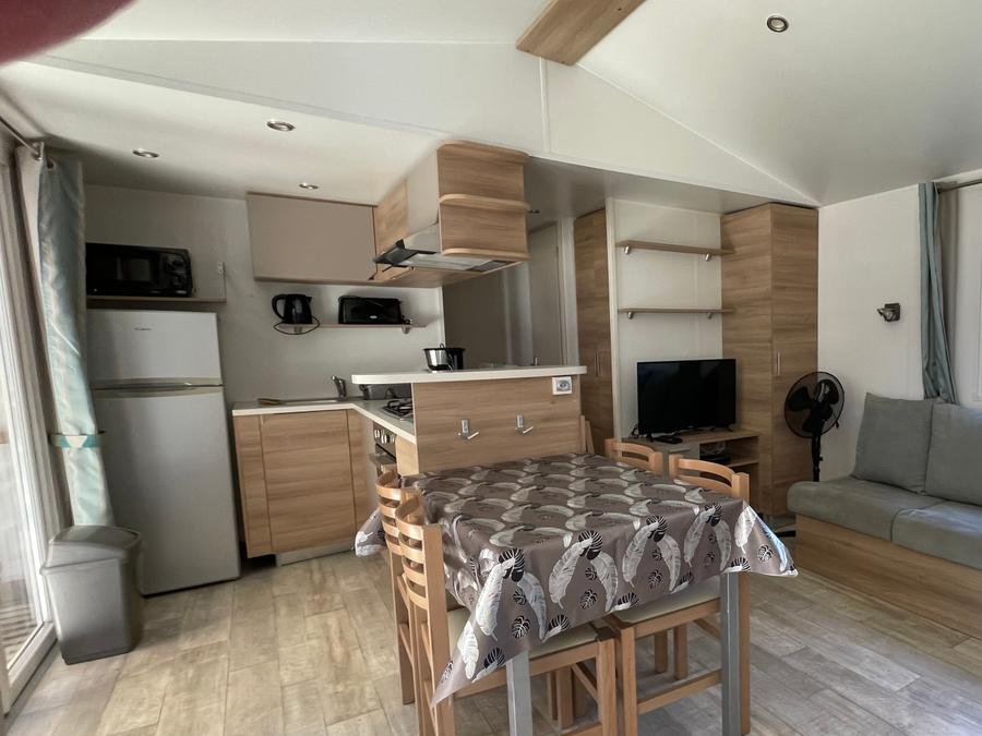 Camping Pas Cher vous présente avec son site Officiel campingpascher.fr, le Camping Tour Opérateur Et Particuliers Sur Camping Bonne Anse - Funpass Non Inclus classé 4 étoiles, situé sur la commune de La Palmyre dans le département Charente-maritime (Poitou Charentes) en France. Le camping Tour Opérateur Et Particuliers Sur Camping Bonne Anse - Funpass Non Inclus, vous présente un hébergement de type mobil-home de 40 m² pour 6 personnes avec climatisation. Le camping Tour Opérateur Et Particuliers Sur Camping Bonne Anse - Funpass Non Inclus vous propose du sam. 26 septembre au sam. 03 octobre 2026 pour 7 nuits à 250€. Cette location propose 14 dates différentes pour réserver votre séjour. Découvrez également les 13 autres gammes d'hébergements du camping. Les Avis clients pour le Camping Tour Opérateur Et Particuliers Sur Camping Bonne Anse - Funpass Non Inclus sont de 7 sur 10. Parc aquatique, Piscine chauffée, Piscine extérieure, Animations familiales, Club ados, Club enfants, Aire de jeux enfants, Canoë-kayak, Court de tennis, Golf, Ping-pong, Piscine, Pétanque, Salle de jeux vidéo, Terrain multisports, Trampoline, Bar, Dépôt de pain, Pizzeria, Restaurant, Snack/Bar, Épicerie,... En savoir plus : cliquez-ICI.