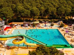 Camping Pas Cher vous présente avec son site Officiel campingpascher.fr, le Camping Tour Opérateur Et Particuliers Sur Camping Bonne Anse - Funpass Non Inclus classé 4 étoiles, situé sur la commune de La Palmyre dans le département Charente-maritime (Poitou Charentes) en France. Le camping Tour Opérateur Et Particuliers Sur Camping Bonne Anse - Funpass Non Inclus vous propose un hébergement de type mobil-home avec climatisation. L'établissement vous propose 4 autres types d'hébergements. Découvrez tous nos séjours à petits prix dans la commune et aux alentours de La Palmyre du département : Charente-maritime (Poitou Charentes). Les Avis clients pour le Camping Tour Opérateur Et Particuliers Sur Camping Bonne Anse - Funpass Non Inclus sont excellents avec une note moyenne de 8 sur 10. Parc aquatique, Piscine chauffée, Piscine extérieure, Animations familiales, Club ados, Club enfants, Aire de jeux enfants, Canoë-kayak, Court de tennis, Golf, Ping-pong, Piscine, Pétanque, Salle de jeux vidéo, Terrain multisports, Trampoline, Bar, Dépôt de pain, Pizzeria, Restaurant, Snack/Bar, Épicerie,... En savoir plus : cliquez-ICI.