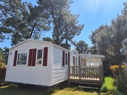 Camping Pas Cher vous présente avec son site Officiel campingpascher.fr, le Camping Tour Opérateur Et Particuliers Sur Camping Bonne Anse - Funpass Non Inclus classé 4 étoiles, situé sur la commune de La Palmyre dans le département Charente-maritime (Poitou Charentes) en France. Le camping Tour Opérateur Et Particuliers Sur Camping Bonne Anse - Funpass Non Inclus, vous présente un hébergement de type mobil-home de 32 m² avec climatisation et télévision. Le camping Tour Opérateur Et Particuliers Sur Camping Bonne Anse - Funpass Non Inclus vous propose du sam. 16 mai au sam. 23 mai 2026 pour 7 nuits à 215€. Cette location propose 15 dates différentes pour réserver votre séjour. Découvrez également les 3 autres gammes d'hébergements du camping. Les Avis clients pour le Camping Tour Opérateur Et Particuliers Sur Camping Bonne Anse - Funpass Non Inclus sont de 7 sur 10. Parc aquatique, Piscine chauffée, Piscine extérieure, Animations familiales, Club ados, Club enfants, Aire de jeux enfants, Canoë-kayak, Court de tennis, Golf, Ping-pong, Piscine, Pétanque, Salle de jeux vidéo, Terrain multisports, Trampoline, Bar, Dépôt de pain, Pizzeria, Restaurant, Snack/Bar, Épicerie,... En savoir plus : cliquez-ICI.