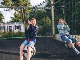 Camping Pas Cher vous présente avec son site Officiel campingpascher.fr, le Camping Tour Opérateur Et Particuliers Sur Camping Bonne Anse - Funpass Non Inclus classé 4 étoiles, situé sur la commune de La Palmyre dans le département Charente-maritime (Poitou Charentes) en France. Le camping Tour Opérateur Et Particuliers Sur Camping Bonne Anse - Funpass Non Inclus, vous présente un hébergement de type mobil-home de 32 m² avec climatisation et télévision. Le camping Tour Opérateur Et Particuliers Sur Camping Bonne Anse - Funpass Non Inclus vous propose du sam. 16 mai au sam. 23 mai 2026 pour 7 nuits à 215€. Cette location propose 15 dates différentes pour réserver votre séjour. Découvrez également les 3 autres gammes d'hébergements du camping. Les Avis clients pour le Camping Tour Opérateur Et Particuliers Sur Camping Bonne Anse - Funpass Non Inclus sont de 7 sur 10. Parc aquatique, Piscine chauffée, Piscine extérieure, Animations familiales, Club ados, Club enfants, Aire de jeux enfants, Canoë-kayak, Court de tennis, Golf, Ping-pong, Piscine, Pétanque, Salle de jeux vidéo, Terrain multisports, Trampoline, Bar, Dépôt de pain, Pizzeria, Restaurant, Snack/Bar, Épicerie,... En savoir plus : cliquez-ICI.