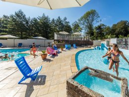 Camping Pas Cher vous présente avec son site Officiel campingpascher.fr, le Camping Le Plo classé 3 étoiles, situé sur la commune de Le Bez dans le département Tarn (Midi Pyrénées) en France. Le camping Le Plo vous propose un hébergement de type caravane de 15 m². Cet hébergement propose plus de 107 dates différentes pour réserver ! Pour dévouvrir la période la moins chère, consultez la rubrique 'Tarifs' et sélectionnez votre mois de départ. L'établissement vous propose 6 autres types d'hébergements. Découvrez tous nos séjours à petits prix dans la commune et aux alentours de Le Bez du département : Tarn (Midi Pyrénées). Les Avis clients pour le Camping Le Plo sont excellents avec une note moyenne de 9 sur 10. Lac, Piscine couverte, Piscine extérieure, Animations familiales, Aire de jeux enfants, Baby-foot, Canoë-kayak, Centre équestre, Cyclisme, Ping-pong, Piscine, Planche à voile, Pédalo, Randonnée, Terrain de football, Terrain de volley-ball, Trampoline, Bar, Dépôt de pain, Plats à emporter, Snack/Bar, Épicerie,... En savoir plus : cliquez-ICI.