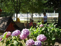 Camping Pas Cher vous présente avec son site Officiel campingpascher.fr, le Camping Le Plo classé 3 étoiles, situé sur la commune de Le Bez dans le département Tarn (Midi Pyrénées) en France. Le camping Le Plo, vous présente un hébergement de type chalet de 40 m². Le camping Le Plo vous propose du sam. 13 décembre au sam. 20 décembre 2025 avec un DÉPART DEMAIN pour 7 nuits à 653.5€. Cette location propose 211 dates différentes pour réserver votre séjour. Découvrez également les 6 autres gammes d'hébergements du camping. Les Avis clients pour le Camping Le Plo sont excellents avec une note moyenne de 9 sur 10. Lac, Piscine couverte, Piscine extérieure, Animations familiales, Aire de jeux enfants, Baby-foot, Canoë-kayak, Centre équestre, Cyclisme, Ping-pong, Piscine, Planche à voile, Pédalo, Randonnée, Terrain de football, Terrain de volley-ball, Trampoline, Bar, Dépôt de pain, Plats à emporter, Snack/Bar, Épicerie,... En savoir plus : cliquez-ICI.