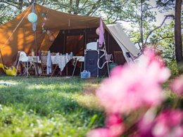 Camping Pas Cher vous présente avec son site Officiel campingpascher.fr, le Camping Le Plo classé 3 étoiles, situé sur la commune de Le Bez dans le département Tarn (Midi Pyrénées) en France. Le camping Le Plo, vous présente un hébergement de type tente de 20 m². Le camping Le Plo vous propose du dimanche 30 août au dimanche 06 septembre 2026 pour 7 nuits à 567.5€. Cette location propose 62 dates différentes pour réserver votre séjour. Découvrez également les 6 autres gammes d'hébergements du camping. Les Avis clients pour le Camping Le Plo sont excellents avec une note moyenne de 9 sur 10. Lac, Piscine couverte, Piscine extérieure, Animations familiales, Aire de jeux enfants, Baby-foot, Canoë-kayak, Centre équestre, Cyclisme, Ping-pong, Piscine, Planche à voile, Pédalo, Randonnée, Terrain de football, Terrain de volley-ball, Trampoline, Bar, Dépôt de pain, Plats à emporter, Snack/Bar, Épicerie,... En savoir plus : cliquez-ICI.