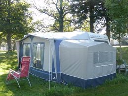 Camping Pas Cher vous présente avec son site Officiel campingpascher.fr, le Camping Le Plo classé 3 étoiles, situé sur la commune de Le Bez dans le département Tarn (Midi Pyrénées) en France. Le camping Le Plo, vous présente un hébergement de type caravane de 15 m². Le camping Le Plo vous propose du mercredi 01 avril au mercredi 08 avril 2026 pour 7 nuits à 277€. Cette location propose 183 dates différentes pour réserver votre séjour. Découvrez également les 6 autres gammes d'hébergements du camping. Les Avis clients pour le Camping Le Plo sont excellents avec une note moyenne de 9 sur 10. Lac, Piscine couverte, Piscine extérieure, Animations familiales, Aire de jeux enfants, Baby-foot, Canoë-kayak, Centre équestre, Cyclisme, Ping-pong, Piscine, Planche à voile, Pédalo, Randonnée, Terrain de football, Terrain de volley-ball, Trampoline, Bar, Dépôt de pain, Plats à emporter, Snack/Bar, Épicerie,... En savoir plus : cliquez-ICI.