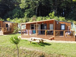Camping Pas Cher vous présente avec son site Officiel campingpascher.fr, le Camping Le Plo classé 3 étoiles, situé sur la commune de Le Bez dans le département Tarn (Midi Pyrénées) en France. Le camping Le Plo, vous présente un hébergement de type chalet de 40 m². Le camping Le Plo vous propose du sam. 13 décembre au sam. 20 décembre 2025 avec un DÉPART DEMAIN pour 7 nuits à 653.5€. Cette location propose 211 dates différentes pour réserver votre séjour. Découvrez également les 6 autres gammes d'hébergements du camping. Les Avis clients pour le Camping Le Plo sont excellents avec une note moyenne de 9 sur 10. Lac, Piscine couverte, Piscine extérieure, Animations familiales, Aire de jeux enfants, Baby-foot, Canoë-kayak, Centre équestre, Cyclisme, Ping-pong, Piscine, Planche à voile, Pédalo, Randonnée, Terrain de football, Terrain de volley-ball, Trampoline, Bar, Dépôt de pain, Plats à emporter, Snack/Bar, Épicerie,... En savoir plus : cliquez-ICI.