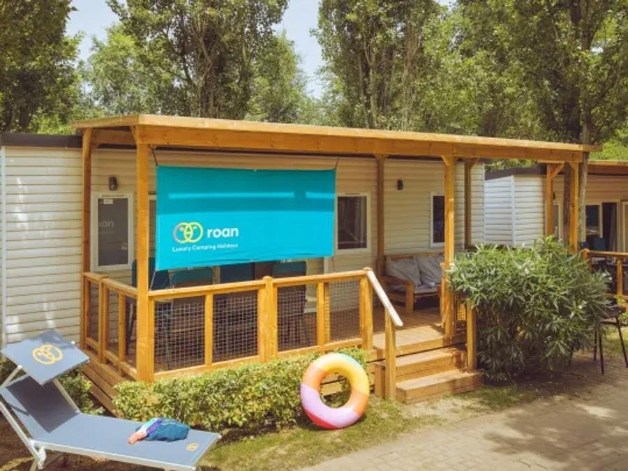 Camping Pas Cher vous présente avec son site Officiel campingpascher.fr, le Camping Krk Premium Resort classé 5 étoiles, situé sur la commune de Krk/malinska dans le département Istrie (Istrie) en Croatie. Le camping Krk Premium Resort, vous présente un hébergement de type mobil-home de 35 m² avec climatisation et télévision. Le camping Krk Premium Resort vous proposeun séjour PAS CHER avec une REMISEdu lundi 22 juin au lundi 29 juin 2026, en promotion à -47% pour 7 nuits à 1053 € au lieu de 2011,6 € soit une Économie de 958,60 €. Cette location propose 8 dates différentes pour réserver votre séjour. Découvrez également les 4 autres gammes d'hébergements du camping. Piscine chauffée, Piscine extérieure, Animation ados, Animations familiales, Club enfants, Aire de jeux enfants, Canoë-kayak, Court de tennis, Cyclisme, Ping-pong, Piscine, Plongée, Pédalo, Randonnée, Salle de fitness, Salle de jeux vidéo, Ski nautique, Terrain de badminton, Terrain de basketball, Terrain de beach-volley, Terrain de volley-ball, Terrain multisports, Trampoline, Bar, Dépôt de pain, Pizzeria, Plats à emporter, Restaurant, Snack/Bar, Épicerie,... En savoir plus : cliquez-ICI.