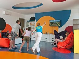 Camping Pas Cher vous présente avec son site Officiel campingpascher.fr, le Camping Krk Premium Resort classé 5 étoiles, situé sur la commune de Krk/malinska dans le département Istrie (Istrie) en Croatie. Le camping Krk Premium Resort, vous présente un hébergement de type tente en toile et bois de 25 m² pour 5 personnes. Le camping Krk Premium Resort vous propose du sam. 18 avril au sam. 25 avril 2026, en promotion à -15% pour 7 nuits à 274,89 € au lieu de 323,4 € soit une Économie de 48,51 €. Cette location propose 74 dates différentes pour réserver votre séjour. Découvrez également les 3 autres gammes d'hébergements du camping. Piscine chauffée, Piscine extérieure, Animation ados, Animations familiales, Club enfants, Aire de jeux enfants, Canoë-kayak, Court de tennis, Cyclisme, Ping-pong, Piscine, Plongée, Pédalo, Randonnée, Salle de fitness, Salle de jeux vidéo, Ski nautique, Terrain de badminton, Terrain de basketball, Terrain de beach-volley, Terrain de volley-ball, Terrain multisports, Trampoline, Bar, Dépôt de pain, Pizzeria, Plats à emporter, Restaurant, Snack/Bar, Épicerie,... En savoir plus : cliquez-ICI.