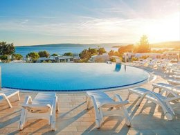 Camping Pas Cher vous présente avec son site Officiel campingpascher.fr, le Camping Krk Premium Resort classé 5 étoiles, situé sur la commune de Krk/malinska dans le département Istrie (Istrie) en Croatie. Le camping Krk Premium Resort, vous présente un hébergement de type tente en toile et bois de 19 m² pour 5 personnes. Le camping Krk Premium Resort vous propose du sam. 18 avril au sam. 25 avril 2026, en promotion à -15% pour 7 nuits à 237,40 € au lieu de 279,3 € soit une Économie de 41,90 €. Cette location propose 89 dates différentes pour réserver votre séjour. Découvrez également les 3 autres gammes d'hébergements du camping. Piscine chauffée, Piscine extérieure, Animation ados, Animations familiales, Club enfants, Aire de jeux enfants, Canoë-kayak, Court de tennis, Cyclisme, Ping-pong, Piscine, Plongée, Pédalo, Randonnée, Salle de fitness, Salle de jeux vidéo, Ski nautique, Terrain de badminton, Terrain de basketball, Terrain de beach-volley, Terrain de volley-ball, Terrain multisports, Trampoline, Bar, Dépôt de pain, Pizzeria, Plats à emporter, Restaurant, Snack/Bar, Épicerie,... En savoir plus : cliquez-ICI.