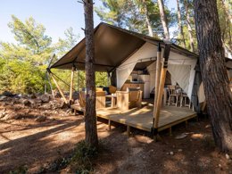 Camping Pas Cher vous présente avec son site Officiel campingpascher.fr, le Camping Krk Premium Resort classé 5 étoiles, situé sur la commune de Krk/malinska dans le département Istrie (Istrie) en Croatie. Le camping Krk Premium Resort, vous présente un hébergement de type tente en toile et bois de 19 m² pour 5 personnes avec climatisation. Le camping Krk Premium Resort vous propose du lundi 20 avril au lundi 27 avril 2026, en promotion à -15% pour 7 nuits à 256,14 € au lieu de 301,35 € soit une Économie de 45,21 €. Cette location propose 87 dates différentes pour réserver votre séjour. Découvrez également les 3 autres gammes d'hébergements du camping. Piscine chauffée, Piscine extérieure, Animation ados, Animations familiales, Club enfants, Aire de jeux enfants, Canoë-kayak, Court de tennis, Cyclisme, Ping-pong, Piscine, Plongée, Pédalo, Randonnée, Salle de fitness, Salle de jeux vidéo, Ski nautique, Terrain de badminton, Terrain de basketball, Terrain de beach-volley, Terrain de volley-ball, Terrain multisports, Trampoline, Bar, Dépôt de pain, Pizzeria, Plats à emporter, Restaurant, Snack/Bar, Épicerie,... En savoir plus : cliquez-ICI.