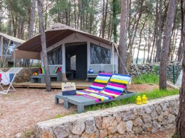 Camping Pas Cher vous présente avec son site Officiel campingpascher.fr, le Camping Krk Premium Resort classé 5 étoiles, situé sur la commune de Krk/malinska dans le département Istrie (Istrie) en Croatie. Le camping Krk Premium Resort, vous présente un hébergement de type tente en toile et bois de 25 m² pour 5 personnes. Le camping Krk Premium Resort vous propose du sam. 18 avril au sam. 25 avril 2026, en promotion à -15% pour 7 nuits à 274,89 € au lieu de 323,4 € soit une Économie de 48,51 €. Cette location propose 74 dates différentes pour réserver votre séjour. Découvrez également les 3 autres gammes d'hébergements du camping. Piscine chauffée, Piscine extérieure, Animation ados, Animations familiales, Club enfants, Aire de jeux enfants, Canoë-kayak, Court de tennis, Cyclisme, Ping-pong, Piscine, Plongée, Pédalo, Randonnée, Salle de fitness, Salle de jeux vidéo, Ski nautique, Terrain de badminton, Terrain de basketball, Terrain de beach-volley, Terrain de volley-ball, Terrain multisports, Trampoline, Bar, Dépôt de pain, Pizzeria, Plats à emporter, Restaurant, Snack/Bar, Épicerie,... En savoir plus : cliquez-ICI.