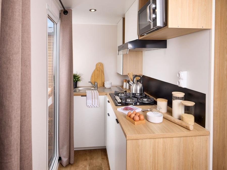 Camping Pas Cher vous présente avec son site Officiel campingpascher.fr, le Camping Du Riuferrer classé 2 étoiles, situé sur la commune de Arles Sur Tech dans le département Pyrénées-orientales (Languedoc Roussillon) en France. Le camping Du Riuferrer, vous présente un hébergement de type mobil-home avec climatisation et télévision. Le camping Du Riuferrer vous propose du jeudi 01 octobre au jeudi 08 octobre 2026 pour 7 nuits à 390€. Cette location propose 63 dates différentes pour réserver votre séjour. Découvrez également les 6 autres gammes d'hébergements du camping. Les Avis clients pour le Camping Du Riuferrer sont excellents avec une note moyenne de 8 sur 10. Rivière, Piscine extérieure, Animations familiales, Aire de jeux enfants, Centre équestre, Court de tennis, Cyclisme, Location de bateaux, Planche à voile, Plongée, Pétanque, Randonnée, Terrain de football, Bar, Brasserie, Bureau de tabac, Dépôt de pain, Pizzeria, Snack/Bar, Station-service, Supermarché, Épicerie,... En savoir plus : cliquez-ICI.
