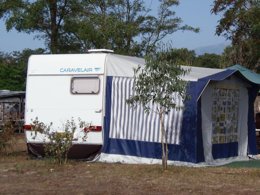 Camping Pas Cher vous présente avec son site Officiel campingpascher.fr, le Camping De La Vallée classé 3 étoiles, situé sur la commune de Saint Jean Pla De Corts dans le département Pyrénées-orientales (Languedoc Roussillon) en France. Le camping De La Vallée, vous présente un hébergement de type mobil-home de 25 m² pour 4 personnes. Le camping De La Vallée vous propose du sam. 04 avril au sam. 11 avril 2026 pour 7 nuits à 325€. Cette location propose 85 dates différentes pour réserver votre séjour. Découvrez également les 8 autres gammes d'hébergements du camping. Les Avis clients pour le Camping De La Vallée sont excellents avec une note moyenne de 10 sur 10. Piscine chauffée, Piscine extérieure, Animations familiales, Aire de jeux enfants, Baby-foot, Canoë-kayak, Court de tennis, Ping-pong, Piscine, Pétanque, Randonnée, Salle de jeux vidéo, Terrain de football, Terrain multisports, Bar, Dépôt de pain, Snack/Bar,... En savoir plus : cliquez-ICI.