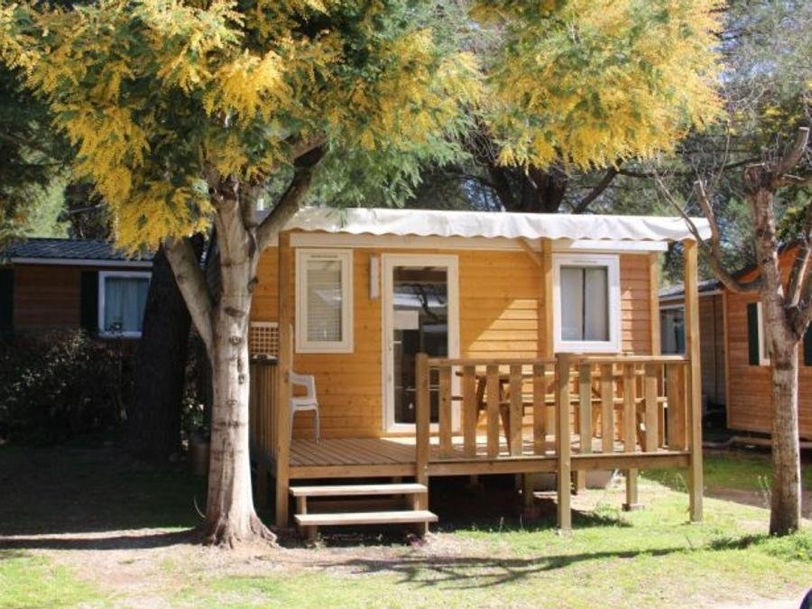 Camping Pas Cher vous présente avec son site Officiel campingpascher.fr, le Camping Les Casteillets classé 3 étoiles, situé sur la commune de Saint Jean Pla De Corts dans le département Pyrénées-orientales (Languedoc Roussillon) en France. Le camping Les Casteillets vous propose un hébergement de type chalet de 16 m² pour 1 personne avec climatisation (télévision). L'établissement vous propose 8 autres types d'hébergements. Découvrez tous nos séjours à petits prix dans la commune et aux alentours de Saint Jean Pla De Corts du département : Pyrénées-orientales (Languedoc Roussillon). Les Avis clients pour le Camping Les Casteillets sont excellents avec une note moyenne de 8 sur 10. LacMerRivière, Piscine chauffée, Piscine extérieure, Animation enfants, Animations familiales, Aire de jeux enfants, Canyoning, Escalade, Golf, Ping-pong, Pétanque, Rafting, Randonnée, Sports nautiques, Structure gonflable enfants, Terrain de football, Terrain de volley-ball, Terrain multisports, Trampoline, Bar, Plats à emporter, Restaurant, Snack/Bar, Supermarché, Épicerie,... En savoir plus : cliquez-ICI.