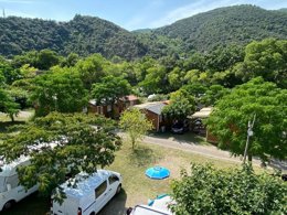 Camping Pas Cher vous présente avec son site Officiel campingpascher.fr, le Camping Amélia classé 2 étoiles, situé sur la commune de Amélie Les Bains Palalda dans le département Pyrénées-orientales (Languedoc Roussillon) en France. Le camping Amélia vous propose un hébergement de type mobil-home de 23 m² avec climatisation. L'établissement vous propose 2 autres types d'hébergements. Découvrez tous nos séjours à petits prix dans la commune et aux alentours de Amélie Les Bains Palalda du département : Pyrénées-orientales (Languedoc Roussillon). Les Avis clients pour le Camping Amélia sont excellents avec une note moyenne de 8 sur 10. LacMerRivière, Piscine extérieure, Animations familiales, Aire de jeux enfants, Centre équestre, Cyclisme, Ping-pong, Pétanque, Randonnée, Boulangerie, Bureau de tabac, Pizzeria, Restaurant, Supermarché,... En savoir plus : cliquez-ICI.