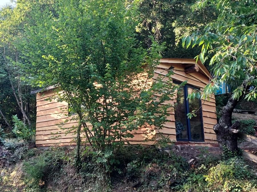 Camping Pas Cher vous présente avec son site Officiel campingpascher.fr, le Camping Les Cerisiers classé 2 étoiles, situé sur la commune de Vernet Les Bains dans le département Pyrénées-orientales (Languedoc Roussillon) en France. Le camping Les Cerisiers, vous présente un hébergement de type chalet. Le camping Les Cerisiers vous propose du vendredi 05 juin au vendredi 12 juin 2026 avec un DÉPART DEMAIN pour 7 nuits à 335€. Cette location propose 57 dates différentes pour réserver votre séjour. Découvrez également les 8 autres gammes d'hébergements du camping. Les Avis clients pour le Camping Les Cerisiers sont excellents avec une note moyenne de 9 sur 10. Piscine chauffée, Piscine extérieure, Aire de jeux enfants, Ping-pong, Pétanque, Randonnée, Dépôt de pain, Snack/Bar, Supermarché, Épicerie,... En savoir plus : cliquez-ICI.