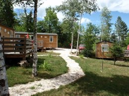 Camping Pas Cher vous présente avec son site Officiel campingpascher.fr, le Camping Les Cerisiers classé 2 étoiles, situé sur la commune de Vernet Les Bains dans le département Pyrénées-orientales (Languedoc Roussillon) en France. Le camping Les Cerisiers, vous présente un hébergement de type bungalow de 15 m² pour 2 personnes. Le camping Les Cerisiers vous propose du dimanche 05 avril au dimanche 12 avril 2026 pour 7 nuits à 239€. Cette location propose 145 dates différentes pour réserver votre séjour. Découvrez également les 8 autres gammes d'hébergements du camping. Les Avis clients pour le Camping Les Cerisiers sont excellents avec une note moyenne de 9 sur 10. Piscine chauffée, Piscine extérieure, Aire de jeux enfants, Ping-pong, Pétanque, Randonnée, Dépôt de pain, Snack/Bar, Supermarché, Épicerie,... En savoir plus : cliquez-ICI.