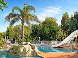 Camping Pas Cher vous présente avec son site Officiel campingpascher.fr, le Camping International classé 3 étoiles, situé sur la commune de Calvi dans le département Corse Du Nord (Corse) en France. Le camping International vous propose un hébergement de type mobil-home de 29 m² pour 1 personne avec climatisation (télévision). L'établissement vous propose 4 autres types d'hébergements. Découvrez tous nos séjours à petits prix dans la commune et aux alentours de Calvi du département : Corse Du Nord (Corse). Les Avis clients pour le Camping International sont excellents avec une note moyenne de 9 sur 10. Mer, Parc aquatique, Piscine chauffée, Piscine extérieure, Animations familiales, Aire de jeux enfants, Parcours sportif, Ping-pong, Structure gonflable enfants, Bar, Dépôt de pain, Snack/Bar, Épicerie,... En savoir plus : cliquez-ICI.