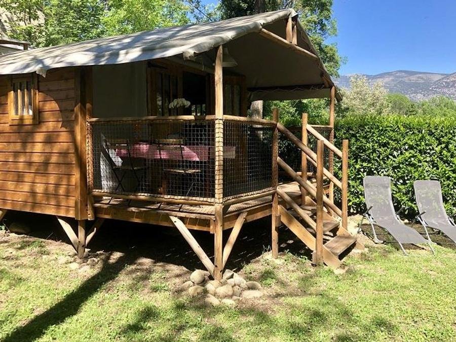 Camping Pas Cher vous présente avec son site Officiel campingpascher.fr, le Camping L'eau Vive classé 3 étoiles, situé sur la commune de Vernet Les Bains dans le département Pyrénées-orientales (Languedoc Roussillon) en France. Le camping L'eau Vive, vous présente un hébergement de type bungalow toilé de 23 m² pour 1 personne et télévision. Le camping L'eau Vive vous proposeun séjour PAS CHER avec une REMISEdu sam. 22 août au sam. 29 août 2026, en promotion à -35% pour 7 nuits à 383,50 € au lieu de 590,0 € soit une Économie de 206,50 €. Cette location propose 40 dates différentes pour réserver votre séjour. Découvrez également les 10 autres gammes d'hébergements du camping. Les Avis clients pour le Camping L'eau Vive sont excellents avec une note moyenne de 9 sur 10. Rivière, Piscine chauffée, Piscine extérieure, Animations familiales, Aire de jeux enfants, Baby-foot, Cyclisme, Ping-pong, Pétanque, Randonnée, Terrain de beach-volley, Terrain de volley-ball, Terrain multisports, Trampoline, Bar, Plats à emporter, Restaurant,... En savoir plus : cliquez-ICI.