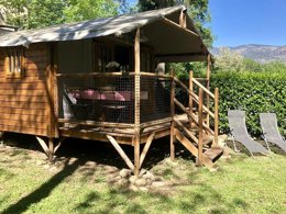 Camping Pas Cher vous présente avec son site Officiel campingpascher.fr, le Camping L'eau Vive classé 3 étoiles, situé sur la commune de Vernet Les Bains dans le département Pyrénées-orientales (Languedoc Roussillon) en France. Le camping L'eau Vive, vous présente un hébergement de type bungalow toilé de 23 m² pour 1 personne et télévision. Le camping L'eau Vive vous proposeun séjour PAS CHER avec une REMISEdu sam. 04 juillet au sam. 11 juillet 2026, en promotion à -30% pour 7 nuits à 413 € au lieu de 590,0 € soit une Économie de 177 €. Cette location propose 153 dates différentes pour réserver votre séjour. Découvrez également les 10 autres gammes d'hébergements du camping. Les Avis clients pour le Camping L'eau Vive sont excellents avec une note moyenne de 9 sur 10. Rivière, Piscine chauffée, Piscine extérieure, Animations familiales, Aire de jeux enfants, Baby-foot, Cyclisme, Ping-pong, Pétanque, Randonnée, Terrain de beach-volley, Terrain de volley-ball, Terrain multisports, Trampoline, Bar, Plats à emporter, Restaurant,... En savoir plus : cliquez-ICI.
