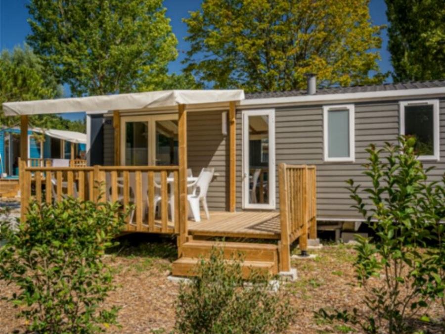 Camping Pas Cher vous présente avec son site Officiel campingpascher.fr, le Camping Le Beauséjour classé 4 étoiles, situé sur la commune de Argelès-sur-mer dans le département Pyrénées-orientales (Languedoc Roussillon) en France. Le camping Le Beauséjour vous propose un hébergement de type mobil-home de 30 m² pour 8 personnes avec climatisation (télévision). L'établissement vous propose 24 autres types d'hébergements. Découvrez tous nos séjours à petits prix dans la commune et aux alentours de Argelès-sur-mer du département : Pyrénées-orientales (Languedoc Roussillon). Les Avis clients pour le Camping Le Beauséjour sont excellents avec une note moyenne de 8 sur 10. Piscine couverte, Piscine extérieure, Animation ados, Animations familiales, Club ados, Club enfants, Aire de jeux enfants, Canoë-kayak, Centre équestre, Paddle, Ping-pong, Plongée, Pétanque, Salle de jeux vidéo, Terrain multisports, Bar, Plats à emporter, Snack/Bar, Supermarché,... En savoir plus : cliquez-ICI.
