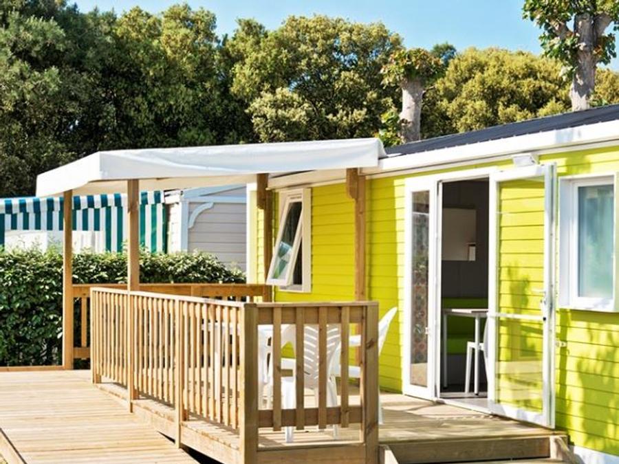 Camping Pas Cher vous présente avec son site Officiel campingpascher.fr, le Camping Le Beauséjour classé 4 étoiles, situé sur la commune de Argelès-sur-mer dans le département Pyrénées-orientales (Languedoc-roussillon) en France. Le camping Le Beauséjour vous propose un hébergement de type mobil-home de 34 m² pour 4 personnes avec climatisation (télévision). L'établissement vous propose 17 autres types d'hébergements. Découvrez tous nos séjours à petits prix dans la commune et aux alentours de Argelès-sur-mer du département : Pyrénées-orientales (Languedoc-roussillon). Les Avis clients pour le Camping Le Beauséjour sont excellents avec une note moyenne de 8 sur 10. Piscine couverte, Piscine extérieure, Animation ados, Animations familiales, Club ados, Club enfants, Aire de jeux enfants, Canoë-kayak, Centre équestre, Paddle, Ping-pong, Plongée, Pétanque, Salle de jeux vidéo, Terrain multisports, Bar, Plats à emporter, Snack/Bar, Supermarché,... En savoir plus : cliquez-ICI.