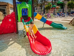 Camping Pas Cher vous présente avec son site Officiel campingpascher.fr, le Camping Le Beauséjour classé 4 étoiles, situé sur la commune de Argelès-sur-mer dans le département Pyrénées-orientales (Languedoc-roussillon) en France. Le camping Le Beauséjour vous propose un hébergement de type mobil-home de 30 m² pour 6 personnes avec climatisation (télévision). L'établissement vous propose 17 autres types d'hébergements. Découvrez tous nos séjours à petits prix dans la commune et aux alentours de Argelès-sur-mer du département : Pyrénées-orientales (Languedoc-roussillon). Les Avis clients pour le Camping Le Beauséjour sont excellents avec une note moyenne de 8 sur 10. Piscine couverte, Piscine extérieure, Animation ados, Animations familiales, Club ados, Club enfants, Aire de jeux enfants, Canoë-kayak, Centre équestre, Paddle, Ping-pong, Plongée, Pétanque, Salle de jeux vidéo, Terrain multisports, Bar, Plats à emporter, Snack/Bar, Supermarché,... En savoir plus : cliquez-ICI.