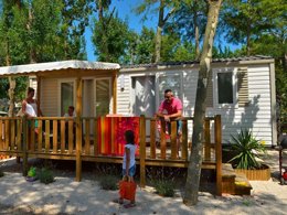 Camping Pas Cher vous présente avec son site Officiel campingpascher.fr, le Camping Le Beauséjour classé 4 étoiles, situé sur la commune de Argelès-sur-mer dans le département Pyrénées-orientales (Languedoc-roussillon) en France. Le camping Le Beauséjour vous propose un hébergement de type mobil-home de 30 m² pour 6 personnes avec climatisation (télévision). L'établissement vous propose 17 autres types d'hébergements. Découvrez tous nos séjours à petits prix dans la commune et aux alentours de Argelès-sur-mer du département : Pyrénées-orientales (Languedoc-roussillon). Les Avis clients pour le Camping Le Beauséjour sont excellents avec une note moyenne de 8 sur 10. Piscine couverte, Piscine extérieure, Animation ados, Animations familiales, Club ados, Club enfants, Aire de jeux enfants, Canoë-kayak, Centre équestre, Paddle, Ping-pong, Plongée, Pétanque, Salle de jeux vidéo, Terrain multisports, Bar, Plats à emporter, Snack/Bar, Supermarché,... En savoir plus : cliquez-ICI.