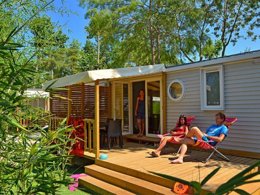 Camping Pas Cher vous présente avec son site Officiel campingpascher.fr, le Camping Le Beauséjour classé 4 étoiles, situé sur la commune de Argelès-sur-mer dans le département Pyrénées-orientales (Languedoc-roussillon) en France. Le camping Le Beauséjour vous propose un hébergement de type mobil-home de 39 m² pour 6 personnes avec climatisation (télévision). L'établissement vous propose 17 autres types d'hébergements. Découvrez tous nos séjours à petits prix dans la commune et aux alentours de Argelès-sur-mer du département : Pyrénées-orientales (Languedoc-roussillon). Les Avis clients pour le Camping Le Beauséjour sont excellents avec une note moyenne de 8 sur 10. Piscine couverte, Piscine extérieure, Animation ados, Animations familiales, Club ados, Club enfants, Aire de jeux enfants, Canoë-kayak, Centre équestre, Paddle, Ping-pong, Plongée, Pétanque, Salle de jeux vidéo, Terrain multisports, Bar, Plats à emporter, Snack/Bar, Supermarché,... En savoir plus : cliquez-ICI.