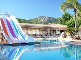 Camping Pas Cher vous présente avec son site Officiel campingpascher.fr, le Camping Les Castors classé 4 étoiles, situé sur la commune de Calvi dans le département Corse Du Nord (Corse) en France. Le camping Les Castors, vous présente un hébergement de type mobil-home de 36 m² pour 1 personne avec climatisation et télévision. Le camping Les Castors vous propose du sam. 26 septembre au sam. 03 octobre 2026 pour 7 nuits à 630€. Cette location propose 1 dates différentes pour réserver votre séjour. Découvrez également les 7 autres gammes d'hébergements du camping. Les Avis clients pour le Camping Les Castors sont de 7 sur 10. Piscine chauffée, Piscine extérieure, Aire de jeux enfants, Canoë-kayak, Centre équestre, Cyclisme, Jet-ski, Parcours sportif, Plongée, Randonnée, Structure gonflable enfants, Bar, Dépôt de pain, Pizzeria, Snack/Bar, Épicerie,... En savoir plus : cliquez-ICI.