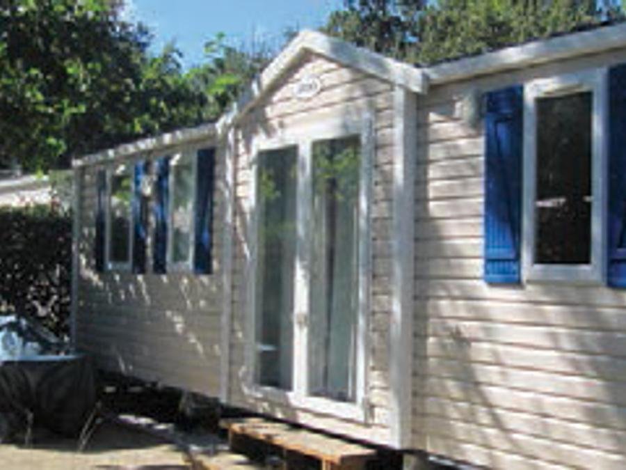 Camping Pas Cher vous présente avec son site Officiel campingpascher.fr, le Camping L'Etoile D'Or classé 4 étoiles, situé sur la commune de Argelès-sur-mer dans le département Pyrénées-orientales (Languedoc Roussillon) en France. Le camping L'Etoile D'Or, vous présente un hébergement de type mobil-home de 32 m² avec climatisation et télévision. Le camping L'Etoile D'Or vous propose du vendredi 18 septembre au vendredi 25 septembre 2026, en promotion à -14% pour 7 nuits à 270 € au lieu de 315,0 € soit une Économie de 45 €. Cette location propose 12 dates différentes pour réserver votre séjour. Découvrez également les 8 autres gammes d'hébergements du camping. Les Avis clients pour le Camping L'Etoile D'Or sont excellents avec une note moyenne de 8 sur 10. Mer, Parc aquatique, Piscine couverte, Piscine extérieure, Animations familiales, Club ados, Club enfants, Aire de jeux enfants, Cyclisme, Ping-pong, Pétanque, Randonnée, Salle de fitness, Terrain multisports, Bar, Boulangerie, Bureau de tabac, Dépôt de pain, Pizzeria, Plats à emporter, Restaurant, Snack/Bar, Station-service, Supermarché, Épicerie,... En savoir plus : cliquez-ICI.