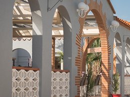 Camping Pas Cher vous présente avec son site Officiel campingpascher.fr, le Camping L'Etoile D'Or classé 4 étoiles, situé sur la commune de Argelès-sur-mer dans le département Pyrénées-orientales (Languedoc Roussillon) en France. Le camping L'Etoile D'Or, vous présente un hébergement de type mobil-home de 40 m² avec climatisation et télévision. Le camping L'Etoile D'Or vous propose du sam. 04 avril au sam. 11 avril 2026, en promotion à -14% pour 7 nuits à 360 € au lieu de 420,0 € soit une Économie de 60 €. Cette location propose 91 dates différentes pour réserver votre séjour. Découvrez également les 8 autres gammes d'hébergements du camping. Les Avis clients pour le Camping L'Etoile D'Or sont excellents avec une note moyenne de 8 sur 10. Mer, Parc aquatique, Piscine couverte, Piscine extérieure, Animations familiales, Club ados, Club enfants, Aire de jeux enfants, Cyclisme, Ping-pong, Pétanque, Randonnée, Salle de fitness, Terrain multisports, Bar, Boulangerie, Bureau de tabac, Dépôt de pain, Pizzeria, Plats à emporter, Restaurant, Snack/Bar, Station-service, Supermarché, Épicerie,... En savoir plus : cliquez-ICI.