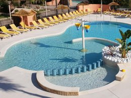 Camping Pas Cher vous présente avec son site Officiel campingpascher.fr, le Camping Le Rêve Des Iles classé 3 étoiles, situé sur la commune de Argelès-sur-mer dans le département Pyrénées-orientales (Languedoc-roussillon) en France. Le camping Le Rêve Des Iles vous propose un hébergement de type mobil-home de 23 m² pour 4 personnes avec climatisation (télévision). L'établissement vous propose 3 autres types d'hébergements. Découvrez tous nos séjours à petits prix dans la commune et aux alentours de Argelès-sur-mer du département : Pyrénées-orientales (Languedoc-roussillon). Les Avis clients pour le Camping Le Rêve Des Iles sont excellents avec une note moyenne de 10 sur 10. Piscine extérieure, Aire de jeux enfants, Ping-pong, Pétanque, Bar, Dépôt de pain, Restaurant, Épicerie,... En savoir plus : cliquez-ICI.