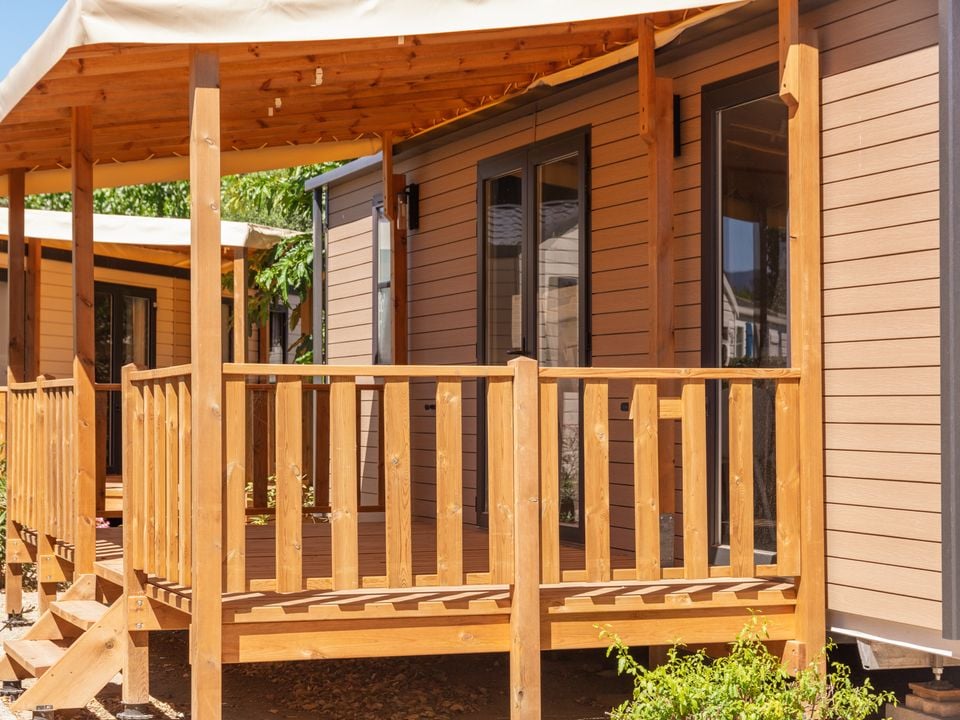 Camping Pas Cher vous présente avec son site Officiel campingpascher.fr, le Camping Les Jardins Catalans classé 4 étoiles, situé sur la commune de Argelès-sur-mer dans le département Pyrénées-orientales (Languedoc Roussillon) en France. Le camping Les Jardins Catalans vous propose un hébergement de type mobil-home de 30 m² avec climatisation (télévision). L'établissement vous propose 3 autres types d'hébergements. Découvrez tous nos séjours à petits prix dans la commune et aux alentours de Argelès-sur-mer du département : Pyrénées-orientales (Languedoc Roussillon). Les Avis clients pour le Camping Les Jardins Catalans sont excellents avec une note moyenne de 9 sur 10. Mer, Piscine chauffée, Piscine extérieure, Animations familiales, Club enfants, Parcours sportif, Ping-pong, Pétanque, Salle de jeux vidéo, Terrain multisports, Bar, Dépôt de pain, Restaurant, Snack/Bar, Épicerie,... En savoir plus : cliquez-ICI.