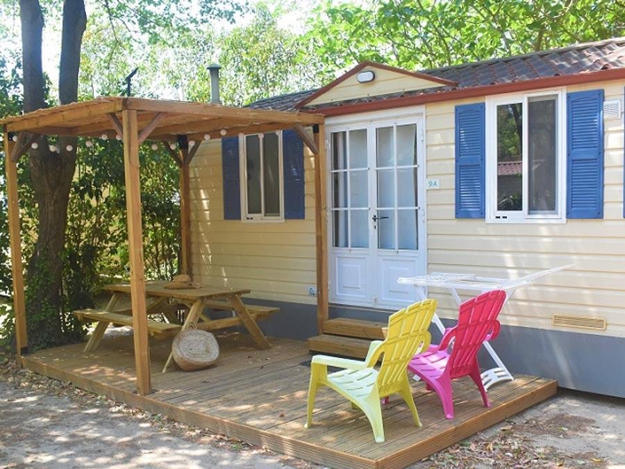 Camping Pas Cher vous présente avec son site Officiel campingpascher.fr, le Camping Le Haras classé 4 étoiles, situé sur la commune de Palau Del Vidre dans le département Pyrénées-orientales (Languedoc Roussillon) en France. Le camping Le Haras vous propose un hébergement de type mobil-home de 25 m² pour 5 personnes. L'établissement vous propose 10 autres types d'hébergements. Découvrez tous nos séjours à petits prix dans la commune et aux alentours de Palau Del Vidre du département : Pyrénées-orientales (Languedoc Roussillon). LacMer, Piscine extérieure, Animation enfants, Animations familiales, Aire de jeux enfants, Cyclisme, Ping-pong, Pétanque, Terrain de volley-ball, Trampoline, Boulangerie, Dépôt de pain, Restaurant, Snack/Bar, Station-service, Supermarché, Épicerie,... En savoir plus : cliquez-ICI.
