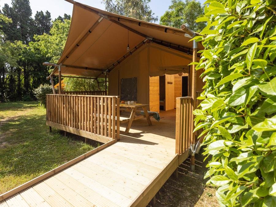 Camping Pas Cher vous présente avec son site Officiel campingpascher.fr, le Camping Le Haras classé 4 étoiles, situé sur la commune de Palau Del Vidre dans le département Pyrénées-orientales (Languedoc Roussillon) en France. Le camping Le Haras vous propose un hébergement de type tente de 38 m² pour 5 personnes. L'établissement vous propose 10 autres types d'hébergements. Découvrez tous nos séjours à petits prix dans la commune et aux alentours de Palau Del Vidre du département : Pyrénées-orientales (Languedoc Roussillon). LacMer, Piscine extérieure, Animation enfants, Animations familiales, Aire de jeux enfants, Cyclisme, Ping-pong, Pétanque, Terrain de volley-ball, Trampoline, Boulangerie, Dépôt de pain, Restaurant, Snack/Bar, Station-service, Supermarché, Épicerie,... En savoir plus : cliquez-ICI.