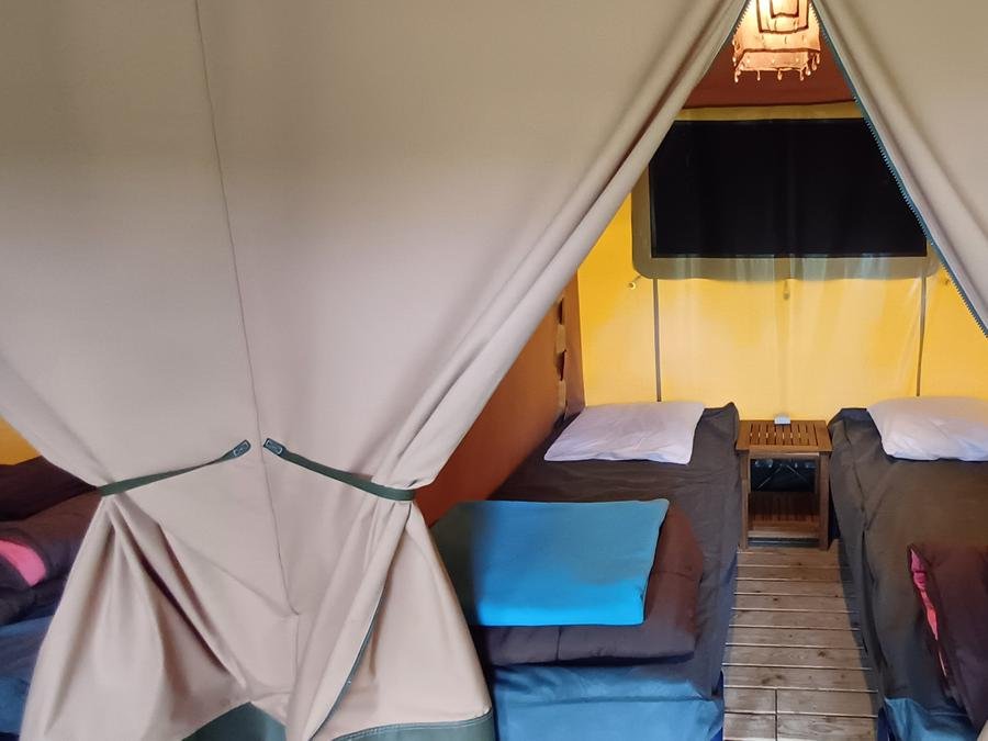 Camping Pas Cher vous présente avec son site Officiel campingpascher.fr, le Camping La Cigale De L'Allier classé 3 étoiles, situé sur la commune de Langogne dans le département Lozere (Languedoc Roussillon) en France. Le camping La Cigale De L'Allier, vous présente un hébergement de type tente de 16 m². Le camping La Cigale De L'Allier vous propose du sam. 05 septembre au sam. 12 septembre 2026 pour 7 nuits à 260€. Cette location propose 102 dates différentes pour réserver votre séjour. Découvrez également les 11 autres gammes d'hébergements du camping. Les Avis clients pour le Camping La Cigale De L'Allier sont de 7 sur 10. LacRivière, Piscine chauffée, Piscine extérieure, Aire de jeux enfants, Baby-foot, Canoë-kayak, Cyclisme, Flipper, Golf, Ping-pong, Pétanque, Randonnée, Terrain de badminton, Terrain de football, Terrain de volley-ball, Voile, Bar, Boulangerie, Bureau de tabac, Dépôt de pain, Plats à emporter, Snack/Bar, Station-service,... En savoir plus : cliquez-ICI.