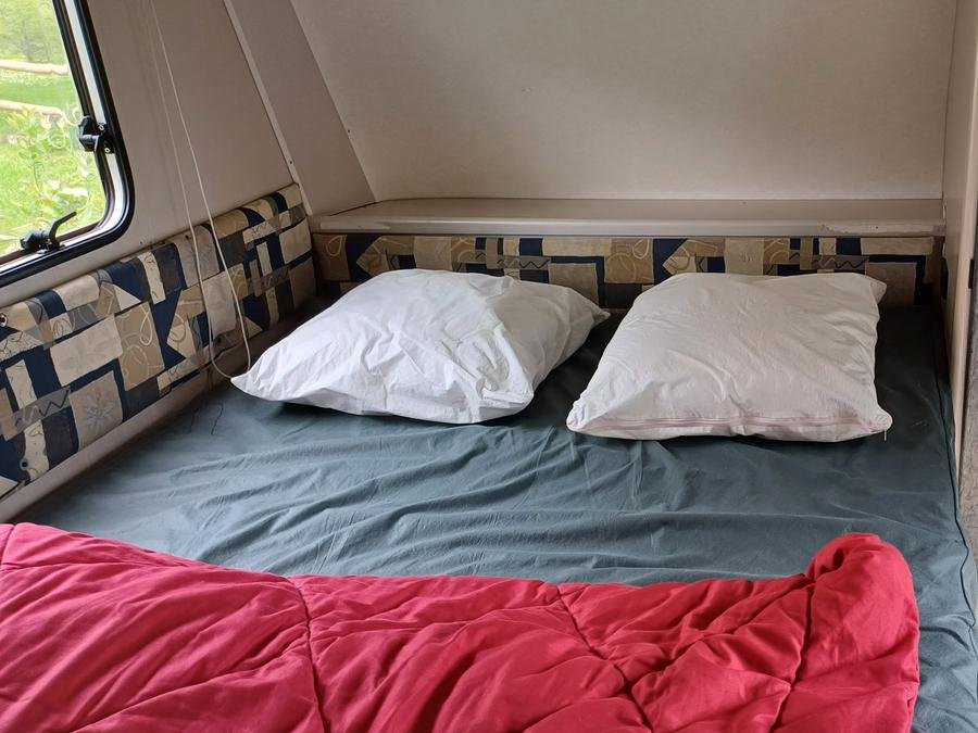 Camping Pas Cher vous présente avec son site Officiel campingpascher.fr, le Camping La Cigale De L'Allier classé 3 étoiles, situé sur la commune de Langogne dans le département Lozere (Languedoc Roussillon) en France. Le camping La Cigale De L'Allier, vous présente un hébergement de type caravane pour 4 personnes. Le camping La Cigale De L'Allier vous propose du sam. 05 septembre au sam. 12 septembre 2026 pour 7 nuits à 260€. Cette location propose 77 dates différentes pour réserver votre séjour. Découvrez également les 11 autres gammes d'hébergements du camping. Les Avis clients pour le Camping La Cigale De L'Allier sont de 7 sur 10. LacRivière, Piscine chauffée, Piscine extérieure, Aire de jeux enfants, Baby-foot, Canoë-kayak, Cyclisme, Flipper, Golf, Ping-pong, Pétanque, Randonnée, Terrain de badminton, Terrain de football, Terrain de volley-ball, Voile, Bar, Boulangerie, Bureau de tabac, Dépôt de pain, Plats à emporter, Snack/Bar, Station-service,... En savoir plus : cliquez-ICI.