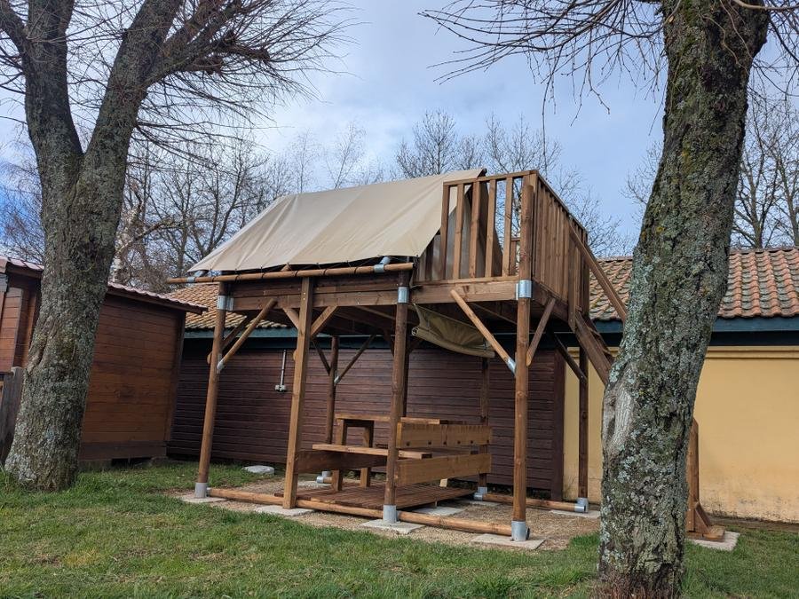 Camping Pas Cher vous présente avec son site Officiel campingpascher.fr, le Camping La Cigale De L'Allier classé 3 étoiles, situé sur la commune de Langogne dans le département Lozere (Languedoc Roussillon) en France. Le camping La Cigale De L'Allier, vous présente un hébergement de type hébergement insolite de 5 m². Le camping La Cigale De L'Allier vous propose du sam. 05 septembre au sam. 12 septembre 2026 pour 7 nuits à 175€. Cette location propose 98 dates différentes pour réserver votre séjour. Découvrez également les 11 autres gammes d'hébergements du camping. Les Avis clients pour le Camping La Cigale De L'Allier sont de 7 sur 10. LacRivière, Piscine chauffée, Piscine extérieure, Aire de jeux enfants, Baby-foot, Canoë-kayak, Cyclisme, Flipper, Golf, Ping-pong, Pétanque, Randonnée, Terrain de badminton, Terrain de football, Terrain de volley-ball, Voile, Bar, Boulangerie, Bureau de tabac, Dépôt de pain, Plats à emporter, Snack/Bar, Station-service,... En savoir plus : cliquez-ICI.