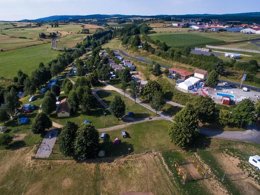 Camping Pas Cher vous présente avec son site Officiel campingpascher.fr, le Camping La Cigale De L'Allier classé 3 étoiles, situé sur la commune de Langogne dans le département Lozere (Languedoc Roussillon) en France. Le camping La Cigale De L'Allier vous propose un hébergement de type mobil-home de 25 m² pour 2 personnes. L'établissement vous propose 11 autres types d'hébergements. Découvrez tous nos séjours à petits prix dans la commune et aux alentours de Langogne du département : Lozere (Languedoc Roussillon). Les Avis clients pour le Camping La Cigale De L'Allier sont de 7 sur 10. LacRivière, Piscine chauffée, Piscine extérieure, Aire de jeux enfants, Baby-foot, Canoë-kayak, Cyclisme, Flipper, Golf, Ping-pong, Pétanque, Randonnée, Terrain de badminton, Terrain de football, Terrain de volley-ball, Voile, Bar, Boulangerie, Bureau de tabac, Dépôt de pain, Plats à emporter, Snack/Bar, Station-service,... En savoir plus : cliquez-ICI.