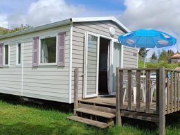 Camping Pas Cher vous présente avec son site Officiel campingpascher.fr, le Camping La Cigale De L'Allier classé 3 étoiles, situé sur la commune de Langogne dans le département Lozere (Languedoc Roussillon) en France. Le camping La Cigale De L'Allier, vous présente un hébergement de type mobil-home de 20 m². Le camping La Cigale De L'Allier vous propose du vendredi 24 avril au vendredi 01 mai 2026 pour 7 nuits à 315€. Cette location propose 108 dates différentes pour réserver votre séjour. Découvrez également les 9 autres gammes d'hébergements du camping. Les Avis clients pour le Camping La Cigale De L'Allier sont de 7 sur 10. LacRivière, Piscine chauffée, Piscine extérieure, Aire de jeux enfants, Baby-foot, Canoë-kayak, Cyclisme, Flipper, Golf, Ping-pong, Pétanque, Randonnée, Terrain de badminton, Terrain de football, Terrain de volley-ball, Voile, Bar, Boulangerie, Bureau de tabac, Dépôt de pain, Plats à emporter, Snack/Bar, Station-service,... En savoir plus : cliquez-ICI.