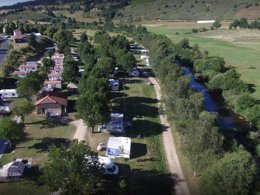 Camping Pas Cher vous présente avec son site Officiel campingpascher.fr, le Camping La Cigale De L'Allier classé 3 étoiles, situé sur la commune de Langogne dans le département Lozere (Languedoc Roussillon) en France. Le camping La Cigale De L'Allier, vous présente un hébergement de type tente de 16 m². Le camping La Cigale De L'Allier vous propose du vendredi 01 mai au vendredi 08 mai 2026 pour 7 nuits à 260€. Cette location propose 137 dates différentes pour réserver votre séjour. Découvrez également les 9 autres gammes d'hébergements du camping. Les Avis clients pour le Camping La Cigale De L'Allier sont de 7 sur 10. LacRivière, Piscine chauffée, Piscine extérieure, Aire de jeux enfants, Baby-foot, Canoë-kayak, Cyclisme, Flipper, Golf, Ping-pong, Pétanque, Randonnée, Terrain de badminton, Terrain de football, Terrain de volley-ball, Voile, Bar, Boulangerie, Bureau de tabac, Dépôt de pain, Plats à emporter, Snack/Bar, Station-service,... En savoir plus : cliquez-ICI.