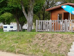 Camping Pas Cher vous présente avec son site Officiel campingpascher.fr, le Camping La Cigale De L'Allier classé 3 étoiles, situé sur la commune de Langogne dans le département Lozere (Languedoc Roussillon) en France. Le camping La Cigale De L'Allier, vous présente un hébergement de type chalet. Le camping La Cigale De L'Allier vous propose du jeudi 30 avril au jeudi 07 mai 2026 pour 7 nuits à 230€. Cette location propose 90 dates différentes pour réserver votre séjour. Découvrez également les 9 autres gammes d'hébergements du camping. Les Avis clients pour le Camping La Cigale De L'Allier sont de 7 sur 10. LacRivière, Piscine chauffée, Piscine extérieure, Aire de jeux enfants, Baby-foot, Canoë-kayak, Cyclisme, Flipper, Golf, Ping-pong, Pétanque, Randonnée, Terrain de badminton, Terrain de football, Terrain de volley-ball, Voile, Bar, Boulangerie, Bureau de tabac, Dépôt de pain, Plats à emporter, Snack/Bar, Station-service,... En savoir plus : cliquez-ICI.