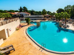 Camping Pas Cher vous présente avec son site Officiel campingpascher.fr, le Camping Club Le Florida classé 5 étoiles, situé sur la commune de Elne dans le département Pyrénées-orientales (Languedoc Roussillon) en France. Le camping Club Le Florida, vous présente un hébergement de type mobil-home de 28 m² pour 4 personnes avec climatisation et télévision. Le camping Club Le Florida vous propose du sam. 06 juin au sam. 13 juin 2026 pour 7 nuits à 229€. Cette location propose 14 dates différentes pour réserver votre séjour. Découvrez également les 4 autres gammes d'hébergements du camping. Les Avis clients pour le Camping Club Le Florida sont excellents avec une note moyenne de 8 sur 10. Piscine chauffée, Piscine extérieure, Animations familiales, Club ados, Club enfants, Aire de jeux enfants, Baby-foot, Canoë-kayak, Centre équestre, Court de tennis, Golf, Ping-pong, Piscine, Planche à voile, Plongée, Pétanque, Terrain de volley-ball, Terrain multisports, Bar, Dépôt de pain, Plats à emporter, Restaurant, Supermarché,... En savoir plus : cliquez-ICI.