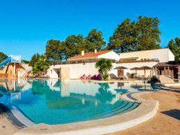 Camping Pas Cher vous présente avec son site Officiel campingpascher.fr, le Camping Club Le Florida classé 5 étoiles, situé sur la commune de Elne dans le département Pyrénées-orientales (Languedoc Roussillon) en France. Le camping Club Le Florida, vous présente un hébergement de type mobil-home de 28 m² pour 4 personnes avec climatisation et télévision. Le camping Club Le Florida vous propose du sam. 02 mai au sam. 09 mai 2026 pour 7 nuits à 239€. Cette location propose 16 dates différentes pour réserver votre séjour. Découvrez également les 2 autres gammes d'hébergements du camping. Les Avis clients pour le Camping Club Le Florida sont excellents avec une note moyenne de 8 sur 10. Piscine chauffée, Piscine extérieure, Animations familiales, Club ados, Club enfants, Aire de jeux enfants, Baby-foot, Canoë-kayak, Centre équestre, Court de tennis, Golf, Ping-pong, Piscine, Planche à voile, Plongée, Pétanque, Terrain de volley-ball, Terrain multisports, Bar, Dépôt de pain, Plats à emporter, Restaurant, Supermarché,... En savoir plus : cliquez-ICI.