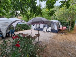 Camping Pas Cher vous présente avec son site Officiel campingpascher.fr, le Camping Le Canigou classé 3 étoiles, situé sur la commune de Espira De Conflent dans le département Pyrénées-orientales (Languedoc Roussillon) en France. Le camping Le Canigou, vous présente un hébergement de type caravane de 20 m². Le camping Le Canigou vous propose du dimanche 30 août au dimanche 06 septembre 2026 pour 7 nuits à 483€. Cette location propose 5 dates différentes pour réserver votre séjour. Découvrez également les 14 autres gammes d'hébergements du camping. Les Avis clients pour le Camping Le Canigou sont excellents avec une note moyenne de 9 sur 10. Rivière, Animations familiales, Aire de jeux enfants, Baby-foot, Canoë-kayak, Cyclisme, Ping-pong, Piscine, Pétanque, Randonnée, Terrain de beach-volley, Dépôt de pain, Snack/Bar,... En savoir plus : cliquez-ICI.