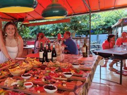 Camping Pas Cher vous présente avec son site Officiel campingpascher.fr, le Camping Le Canigou classé 3 étoiles, situé sur la commune de Espira De Conflent dans le département Pyrénées-orientales (Languedoc Roussillon) en France. Le camping Le Canigou, vous présente un hébergement de type caravane. Le camping Le Canigou vous propose du vendredi 01 mai au vendredi 08 mai 2026 pour 7 nuits à 280€. Cette location propose 72 dates différentes pour réserver votre séjour. Découvrez également les 14 autres gammes d'hébergements du camping. Les Avis clients pour le Camping Le Canigou sont excellents avec une note moyenne de 9 sur 10. Rivière, Animations familiales, Aire de jeux enfants, Baby-foot, Canoë-kayak, Cyclisme, Ping-pong, Piscine, Pétanque, Randonnée, Terrain de beach-volley, Dépôt de pain, Snack/Bar,... En savoir plus : cliquez-ICI.