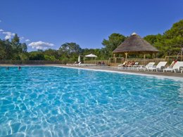 Camping Pas Cher vous présente avec son site Officiel campingpascher.fr, le Camping San Damiano classé 4 étoiles, situé sur la commune de Biguglia dans le département Corse Du Nord (Corse) en France. Le camping San Damiano, vous présente un hébergement de type mobil-home. Le camping San Damiano vous proposeun séjour PAS CHER avec une REMISEdu dimanche 27 septembre au dimanche 04 octobre 2026, en promotion à -59% pour 7 nuits à 280 € au lieu de 688,0 € soit une Économie de 408 €. Cette location propose 10 dates différentes pour réserver votre séjour. Découvrez également les 1 autres gammes d'hébergements du camping. Mer, Piscine chauffée, Piscine extérieure, Animations familiales, Club ados, Club enfants, Aire de jeux enfants, Ping-pong, Pétanque, Salle de fitness, Bar, Restaurant, Épicerie,... En savoir plus : cliquez-ICI.