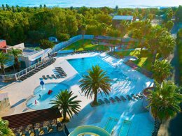 Camping Pas Cher vous présente avec son site Officiel campingpascher.fr, le Camping De La Plage classé 4 étoiles, situé sur la commune de Sainte Marie La Mer dans le département Pyrénées-orientales (Languedoc Roussillon) en France. Le camping De La Plage, vous présente un hébergement de type mobil-home de 33 m² pour 5 personnes avec climatisation et télévision. Le camping De La Plage vous propose du vendredi 05 juin au vendredi 12 juin 2026 avec un DÉPART DEMAIN pour 7 nuits à 525€. Cette location propose 54 dates différentes pour réserver votre séjour. Découvrez également les 5 autres gammes d'hébergements du camping. Les Avis clients pour le Camping De La Plage sont excellents avec une note moyenne de 8 sur 10. Mer, Piscine chauffée, Piscine extérieure, Animation enfants, Animations familiales, Club enfants, Centre équestre, Court de padel en extérieur, Plongée, Pétanque, Salle de fitness, Terrain de football, Terrain de volley-ball, Terrain multisports, Bar, Bureau de tabac, Restaurant, Station-service, Supermarché, Épicerie,... En savoir plus : cliquez-ICI.