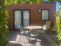 Camping Pas Cher vous présente avec son site Officiel campingpascher.fr, le Camping De La Plage classé 4 étoiles, situé sur la commune de Sainte Marie La Mer dans le département Pyrénées-orientales (Languedoc Roussillon) en France. Le camping De La Plage, vous présente un hébergement de type mobil-home pour 2 personnes avec climatisation et télévision. Le camping De La Plage vous propose du vendredi 24 avril au vendredi 01 mai 2026, en promotion à -10% pour 7 nuits à 252 € au lieu de 280,0 € soit une Économie de 28 €. Cette location propose 49 dates différentes pour réserver votre séjour. Découvrez également les 4 autres gammes d'hébergements du camping. Les Avis clients pour le Camping De La Plage sont excellents avec une note moyenne de 8 sur 10. Piscine chauffée, Piscine extérieure, Animation enfants, Animations familiales, Club enfants, Centre équestre, Plongée, Pétanque, Salle de fitness, Terrain de football, Terrain de volley-ball, Terrain multisports, Bar, Épicerie,... En savoir plus : cliquez-ICI.